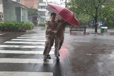 TPHCM và Vũng Tàu mưa to, gió lớn, sóng biển mạnh