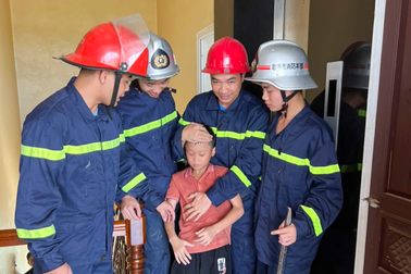 Cúp điện, bé trai mắc kẹt trong thang máy gia đình