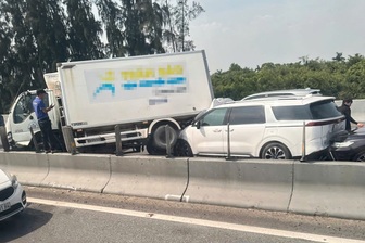 6 ô tô tông liên hoàn trên cao tốc TPHCM - Trung Lương