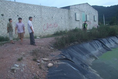 Bé gái 9 tuổi trượt chân xuống hố biogas tử vong