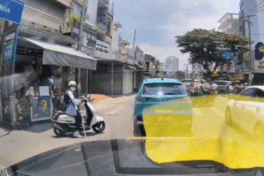 Video Người TPHCM cúi đầu cảm ơn khi được nhường đường hút triệu lượt xem