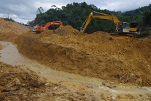 Khơi thông kênh nắn dòng chảy sông Rào Trăng để tìm người mất tích