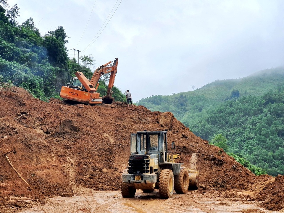 Đường Hồ Chí Minh sạt lở tại Quảng Nam, giao thông tắc nghẽn - 1 Đường Hồ Chí Minh sạt lở tại Quảng Nam, giao thông tắc nghẽn - 1