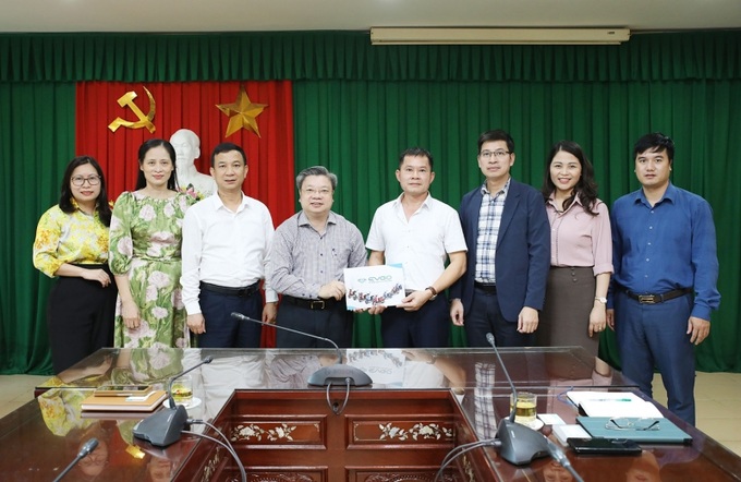 Tại buổi làm việc ký kết giữa Công ty Cổ phần Phát triển Năng lượng Sơn Hà (SHE) với Trường ĐH Hồng Đức trong hỗ trợ sinh viên bị thiệt hại phương tiện do cháy nhà xe ký túc xá N1