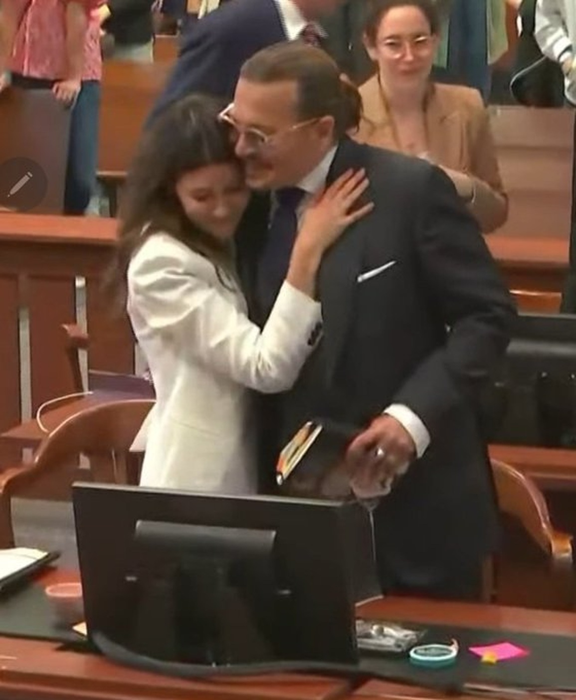 Nữ luật sư xuất hiện cùng bạn trai, đánh tan tin đồn hẹn hò Johnny Depp - 4 Nữ luật sư xuất hiện cùng bạn trai, đánh tan tin đồn hẹn hò Johnny Depp - 4