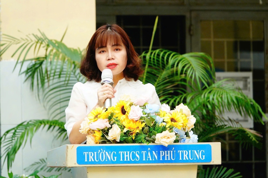Báo Dân trí trao 411 thẻ bảo hiểm y tế tới học sinh khó khăn huyện Củ Chi - 4 Báo Dân trí trao 411 thẻ bảo hiểm y tế tới học sinh khó khăn huyện Củ Chi - 4