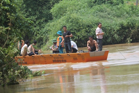 Cận cảnh đội "siêu" thợ lặn tìm kiếm chiếc xe 7 chỗ bị lũ cuốn trôi