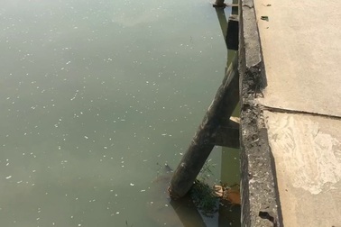 Cầu 13 năm xuống cấp, dân đánh cược tính mạng.