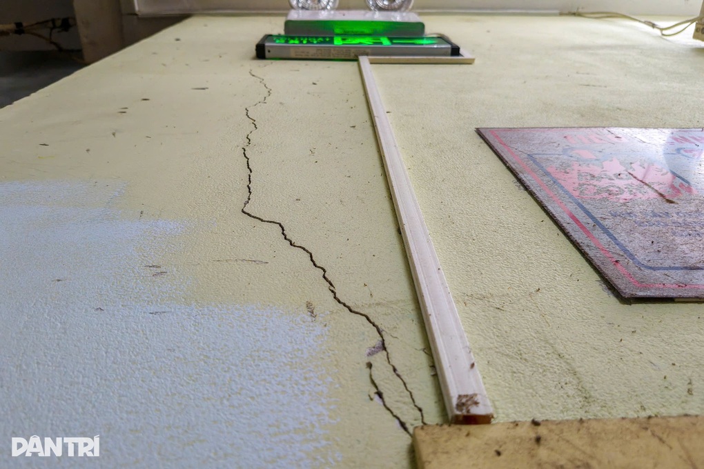 Vụ hố sâu “nuốt chửng” ô tô: Dân lo ngại khi nhà cũng xuất hiện vết nứt - 2