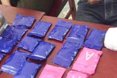 Đối tượng vận chuyển ma túy chĩa súng vào công an khi bị vây bắt