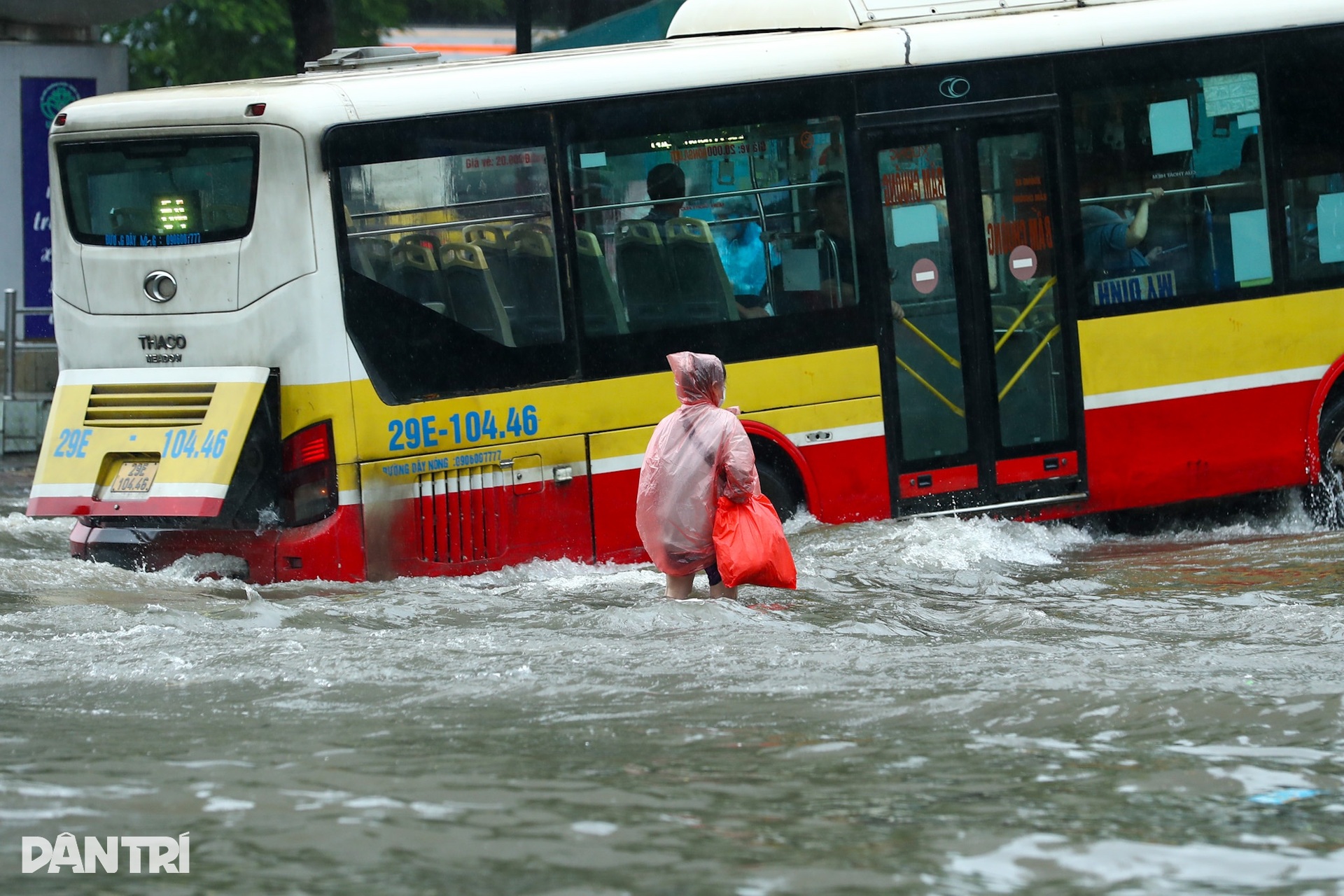 Nhiều đường Hà Nội ngập sâu, người dân lắp máy bơm, đắp bao cát chống ngập - 7 Nhiều đường Hà Nội ngập sâu, người dân lắp máy bơm, đắp bao cát chống ngập - 7