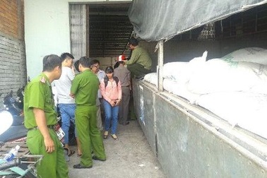 Bắt giữ xe tải chở đường và thuốc lá ngọai nhập lậu