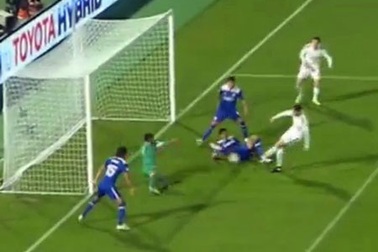 C.Ronaldo bỏ lỡ cơ hội từ cự ly...3m