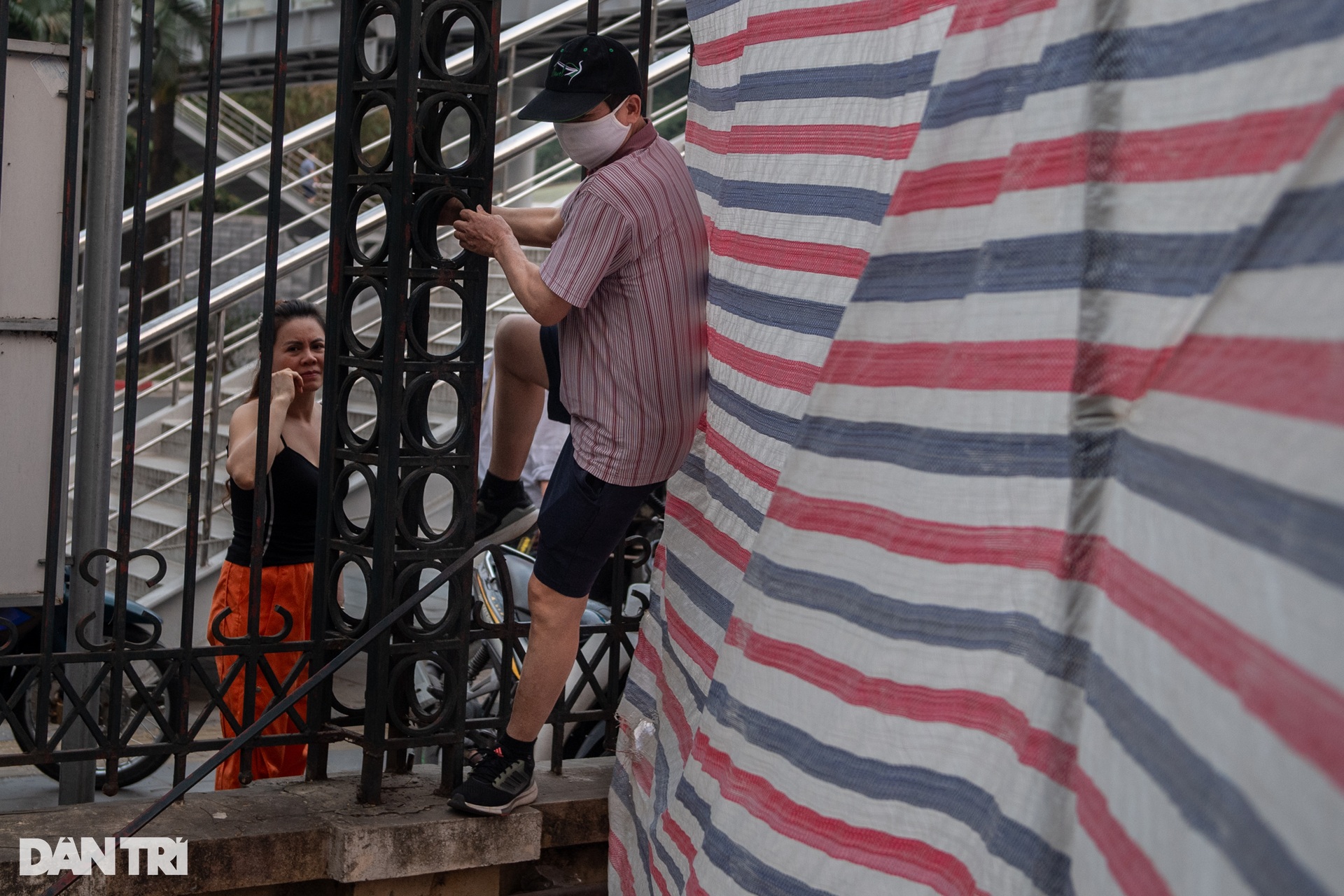 Người dân xé rào chắn, trèo tường vào công viên đang cải tạo ở Hà Nội - 3 Người dân xé rào chắn, trèo tường vào công viên đang cải tạo ở Hà Nội - 3