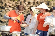 Trang Hý – Kaity Nguyễn thích thú khám phá “bí mật” của 2 món đặc sản Phú Yên