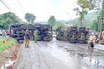 Xe container lật nghiêng, chắn ngang quốc lộ 20