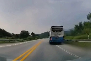 Tài xế xe khách "dính" liên tiếp 2 lỗi vi phạm trên cao tốc