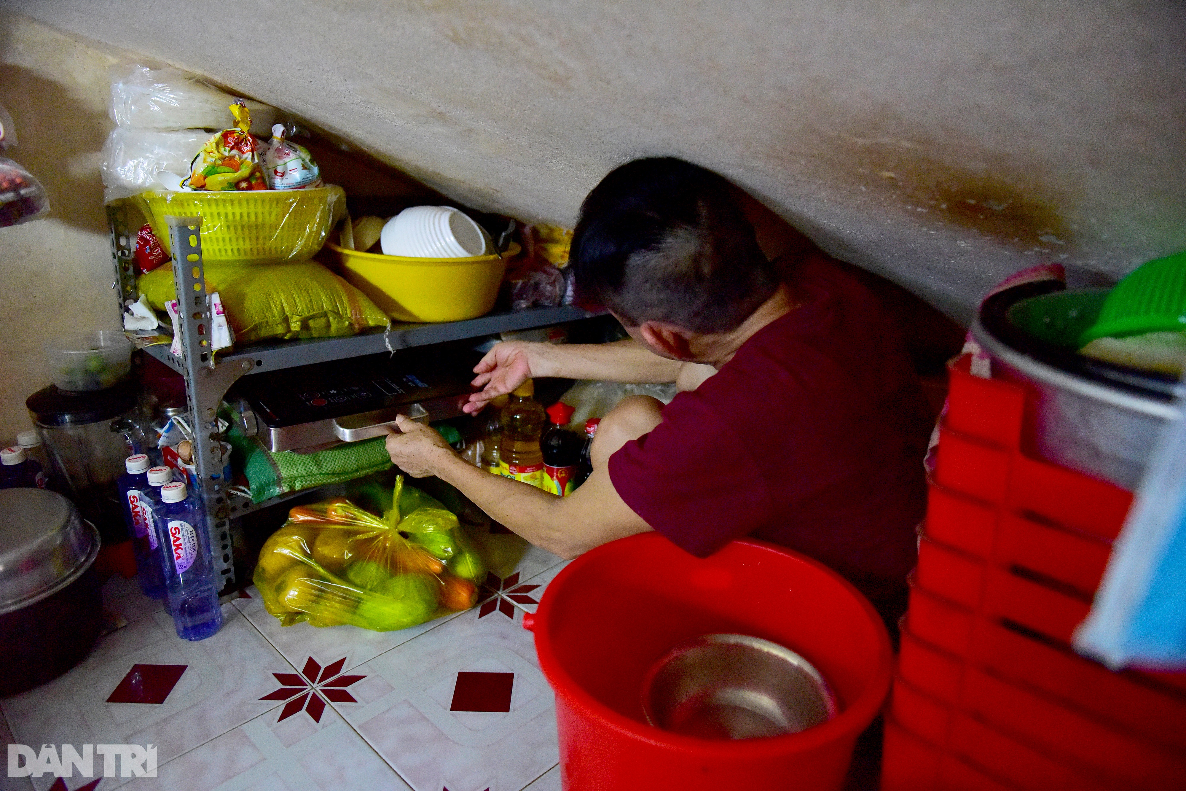 Cặp vợ chồng suốt 34 năm sống trong 5m2 dưới gầm cầu thang chung cư Sài Gòn - 6 Cặp vợ chồng suốt 34 năm sống trong 5m2 dưới gầm cầu thang chung cư Sài Gòn - 6