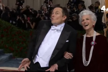Elon Musk xuất hiện tại sự kiện thời trang Met Gala 2022 cùng với mẹ