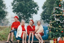 Bộ ảnh các cụ bà U90 tạo dáng thần thái đón giáng sinh ở Hà Nội gây "sốt"