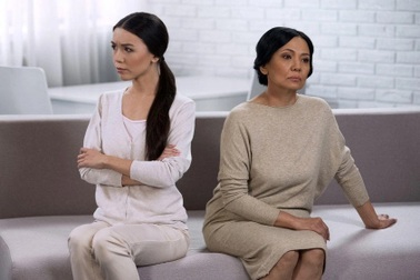 Mẹ và con gái căng thẳng vì cô giúp việc