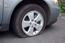 Xử lí thế nào khi xe bị nổ lốp trên đường?