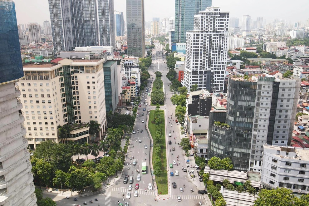 Xuyên đêm xén dải phân cách, mở rộng tuyến đường đẹp nhất thủ đô - 11 Xuyên đêm xén dải phân cách, mở rộng tuyến đường đẹp nhất thủ đô - 11