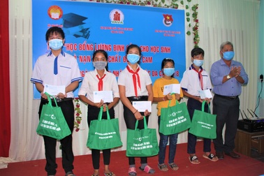 Sóc Trăng: Trao học bổng đến học sinh là nạn nhân chất độc da cam/dioxin