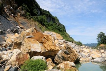 Sạt lở hàng nghìn khối đá ở Ninh Bình, người dân nơm nớp lo sợ