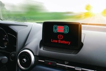 Ô tô điện sắp hết pin mà xe vẫn cách xa trạm sạc, tài xế cần làm gì?