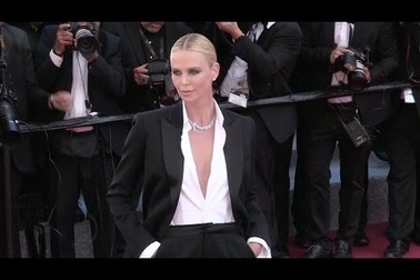 Charlize Theron thanh lịch tại Cannes