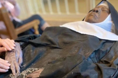 Đổ xô tới chiêm ngưỡng thi thể nữ tu sĩ còn nguyên vẹn dù không ướp xác