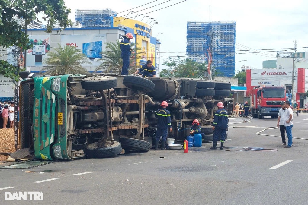 Xe chở dăm gỗ lật nghiêng đè 3 người đi xe máy tử vong - 1