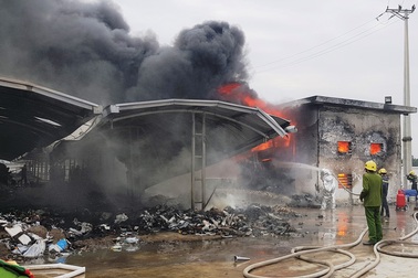 Cháy công ty giày da, công nhân chạy tán loạn, nhiều xe máy bị thiêu rụi