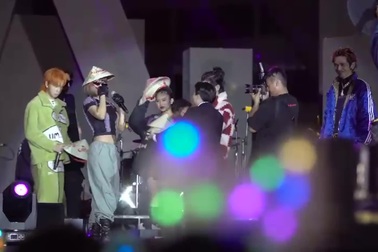 Jack tặng nón lá cho các nghệ sĩ quốc tế