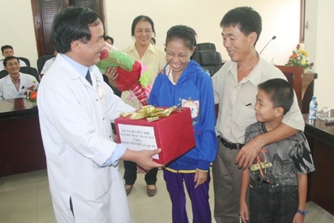 Vỡ oà niềm vui ra viện của người bị cắt 2 quả thận