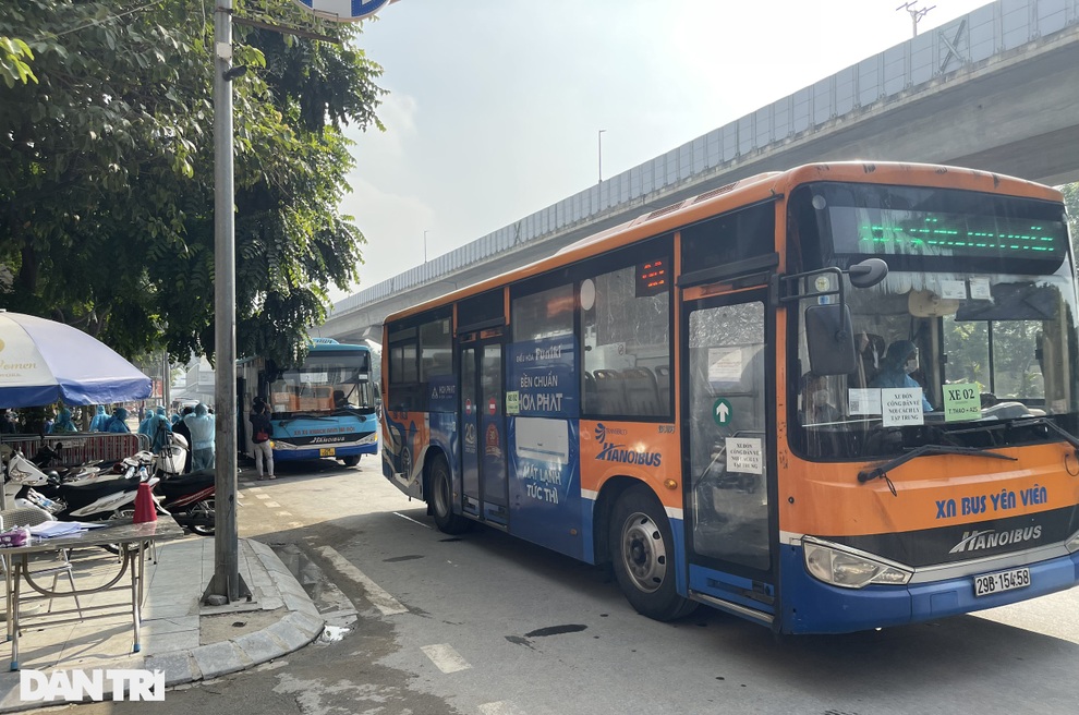 700 người dân ổ dịch lớn nhất Hà Nội trở về nhà sau nhiều ngày cách ly - 3 700 người dân ổ dịch lớn nhất Hà Nội trở về nhà sau nhiều ngày cách ly - 3