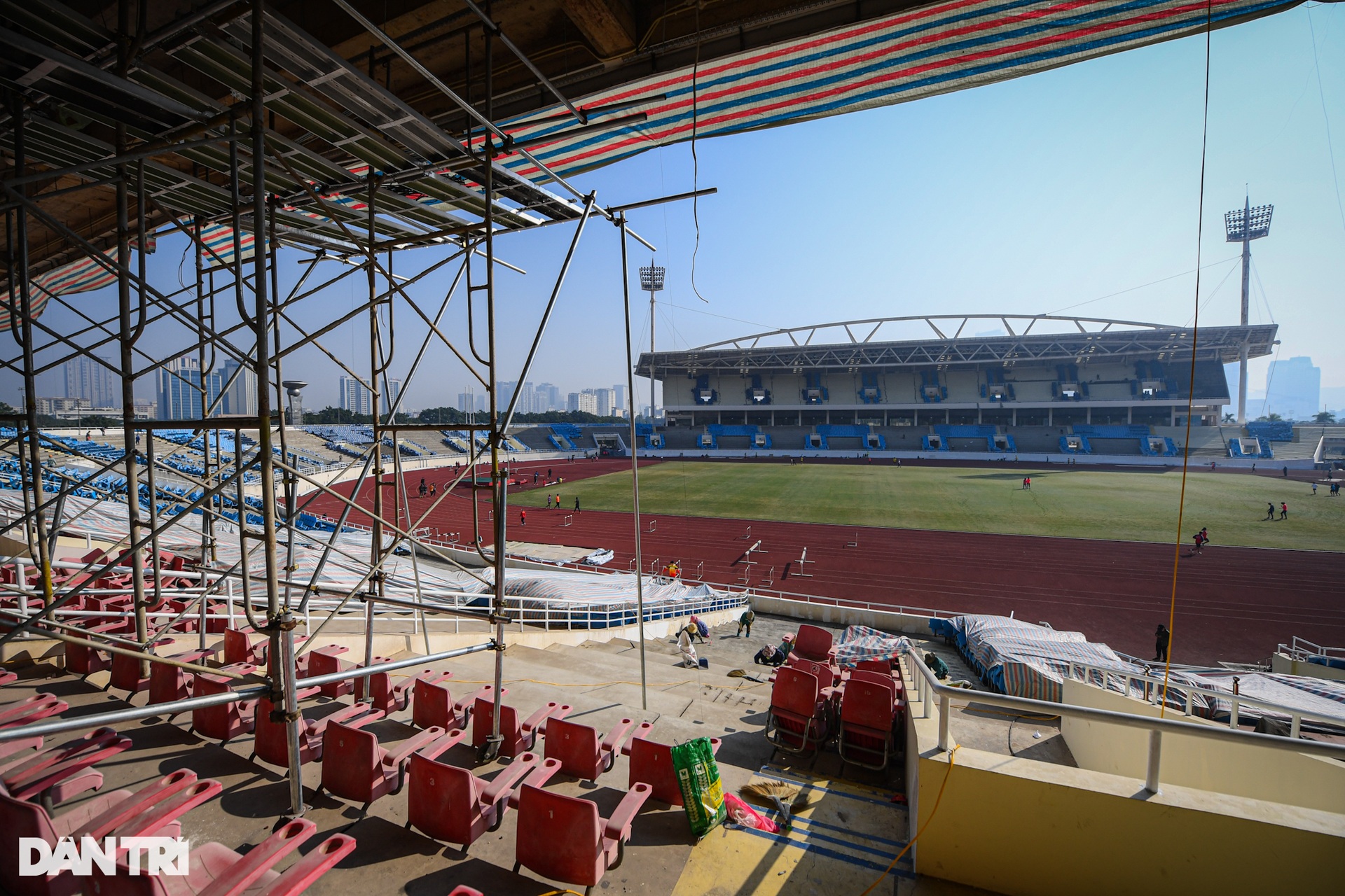 Sân Mỹ Đình ngổn ngang công trình sau khi tháo dỡ 40.000 ghế ngồi khán đài - 9