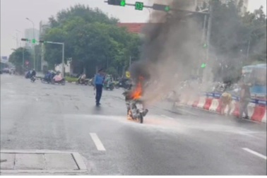 Hà Nội: Xe máy bốc cháy ngùn ngụt giữa ngã tư