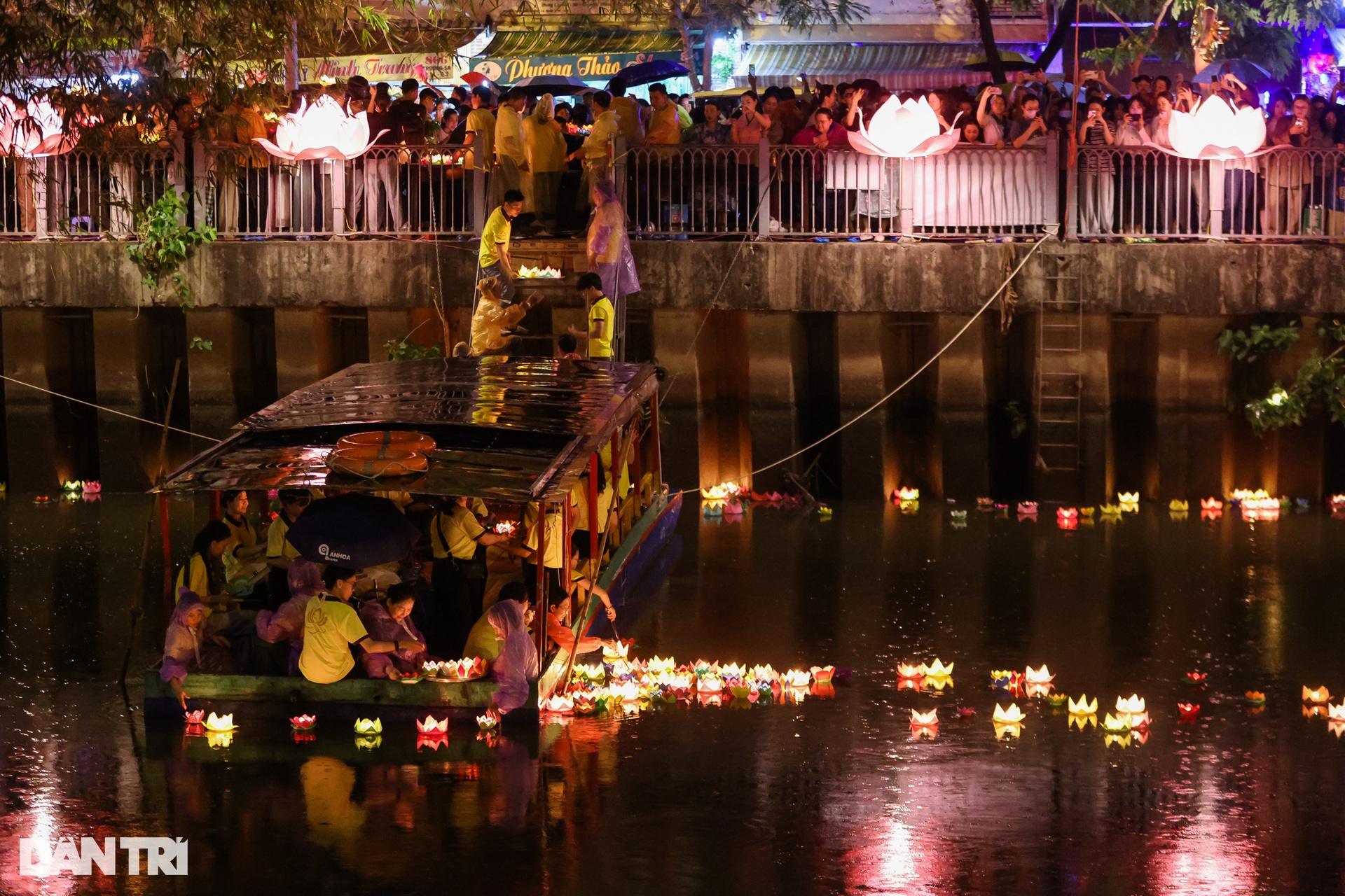 Hàng nghìn người tham gia Đêm hội hoa đăng ở chùa Pháp Hoa - 12 Hàng nghìn người tham gia Đêm hội hoa đăng ở chùa Pháp Hoa - 12