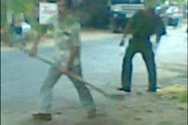 Bị giữ xe, dùng xẻng tấn công CSGT