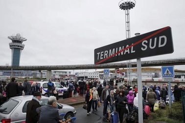 Cảnh sát Pháp bắn chết kẻ cướp súng tại sân bay lớn thứ 2 Paris