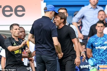 Vì sao HLV Thomas Tuchel và Antonio Conte phải nhận thẻ đỏ?