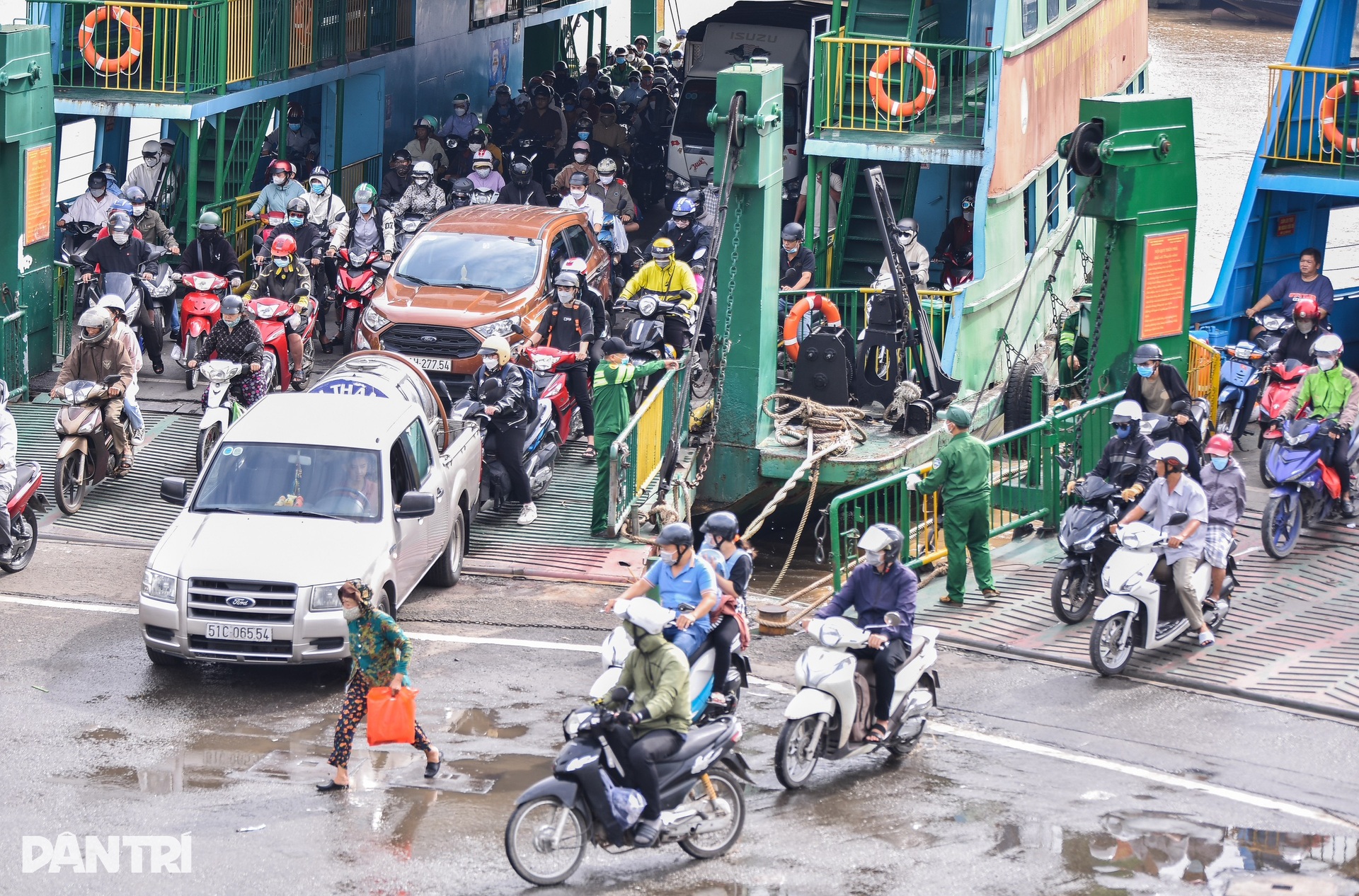 Nhiều tuyến đường ở TPHCM kẹt cứng do người dân nghỉ Tết Tây sớm - 13 Nhiều tuyến đường ở TPHCM kẹt cứng do người dân nghỉ Tết Tây sớm - 13