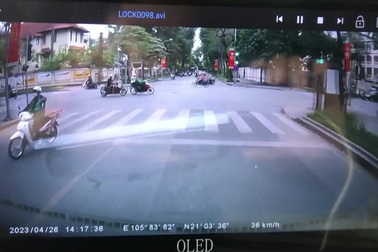 Xe tải gặp nạn vì đi quá sát lề đường