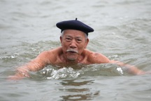 Khai xuân "độc nhất" Hà Thành: Tắm sông Hồng sáng mùng 1 Tết