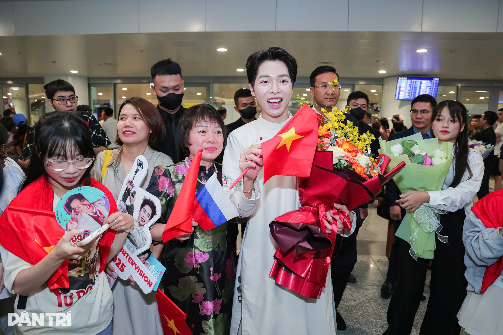 Đức Phúc về nước: Fan dậy từ 3h, mang nón lá tặng thần tượng - 3 Đức Phúc về nước: Fan dậy từ 3h, mang nón lá tặng thần tượng - 3