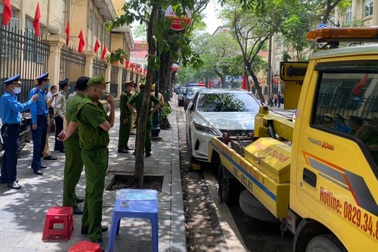 Đỗ xe vi phạm, tài xế Lexus thách thức hỏi công an "biết xe của ai không?"