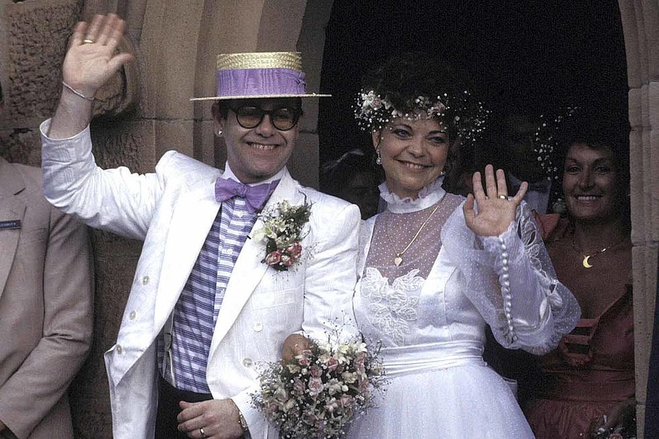 Vợ cũ danh ca Elton John đòi đền bù thiệt hại… 89 tỷ đồng - 1 Vợ cũ danh ca Elton John đòi đền bù thiệt hại… 89 tỷ đồng - 1