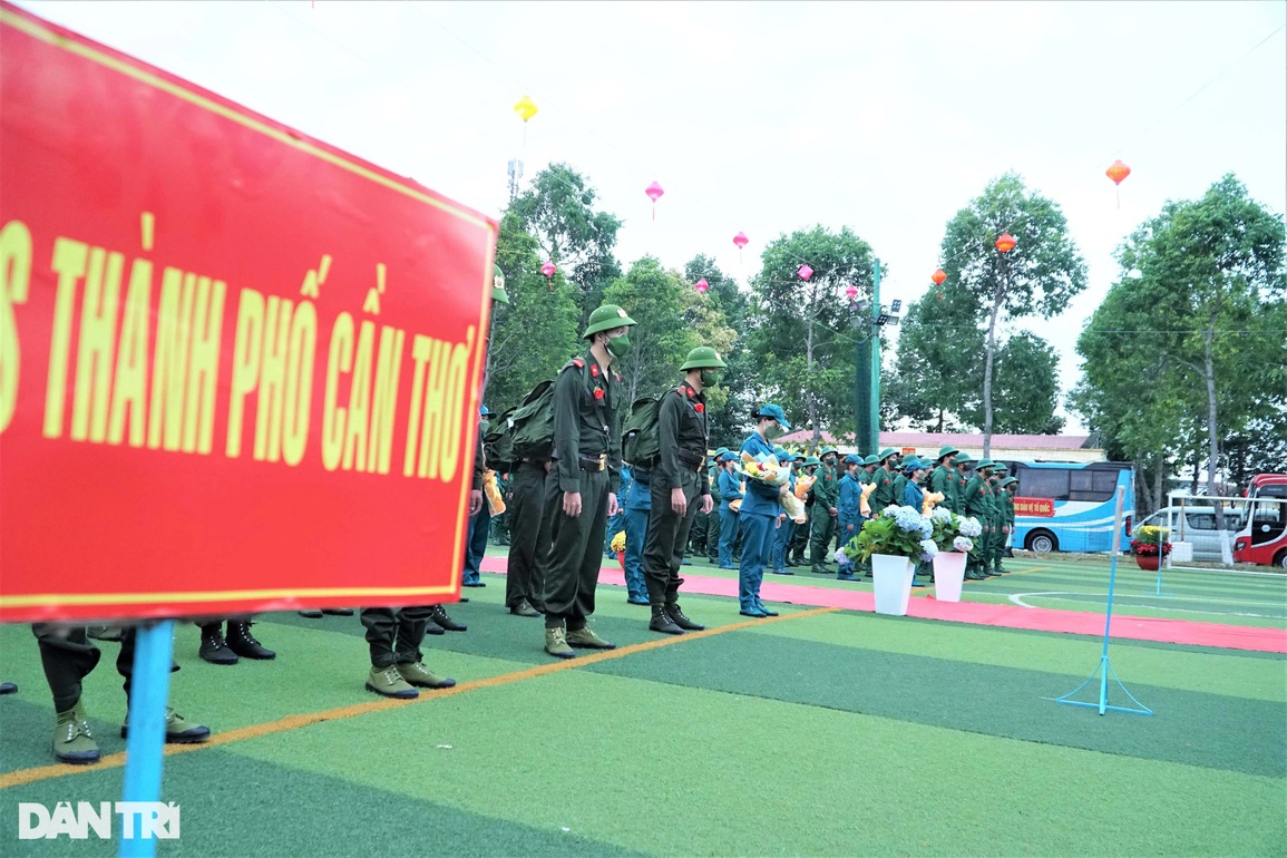 Người thân đội mưa bịn rịn tiễn tân binh lên đường nhập ngũ - 19 Người thân đội mưa bịn rịn tiễn tân binh lên đường nhập ngũ - 19
